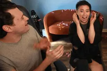 《羊蹄山之魂》女主演员上节目频繁绽放笑容 乐开了花