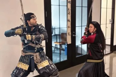 《羊蹄山》女主演员与境井仁合照：举刀相望超帅气！