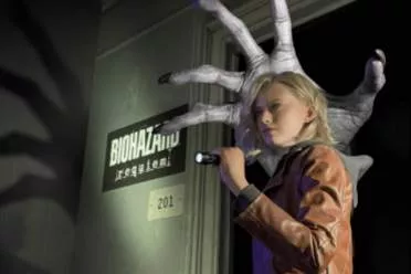 《生化危机9》展出女主1:1等身雕像 惊悚巨手魄力十足