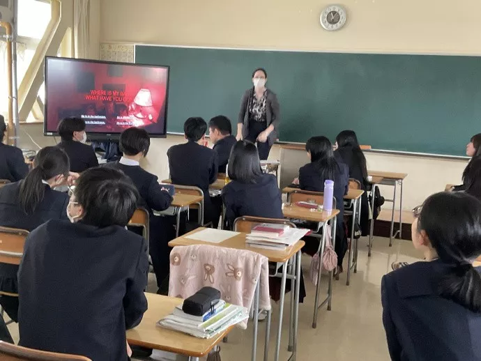 别人的学校！日本一中学用小岛秀夫《P.T.》上英语课