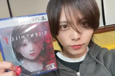 《寂静岭f》演员晒收到的PS5实体盘：颜值超顶的帅哥
