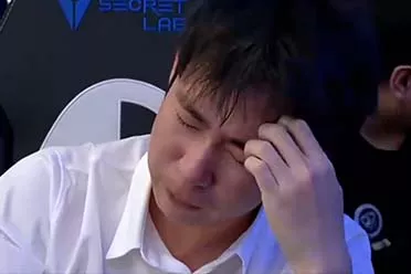 AL战队教练Xiaobai后台落泪 队员鏖战五局遗憾止步八强