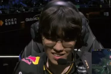 给打笑了！T1战队对战TES战队中几乎全员露出笑容