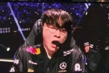 给人家Faker打困了！T1对战TES中Faker罕见打哈欠