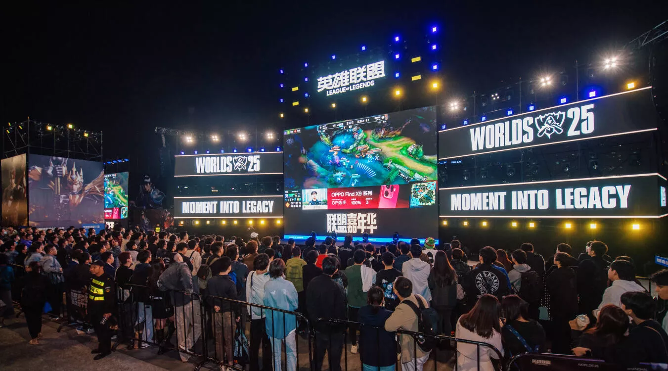 黄浦江畔电竞狂欢！S15上海北外滩观赛派对燃爆半决赛