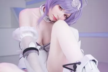 碍事梨体模COS《妮姬》新角色：性感花嫁姿势大胆！