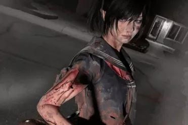 小姐姐晒出《寂静岭f》超帅COS：战损JK服手持钢管！