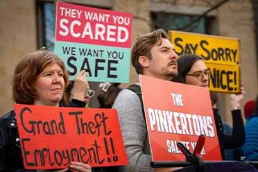 被R星解雇的员工在总部外进行抗议!手举标语并要求复职