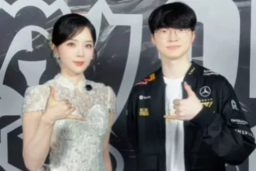 《英雄联盟》美女主持人晒选手合照：与Faker相互比耶