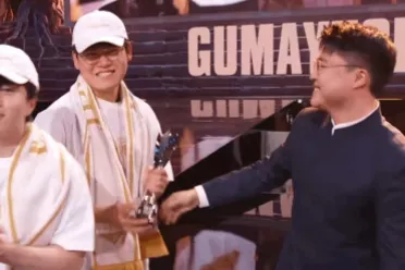 T1的AD选手Gumayusi荣获S15 FMVP！Uzi为其颁奖