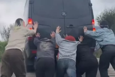 《黑神话》杨奇出行遇意外：车卡沟里了 众人合力推车