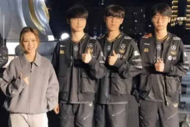 邓紫棋与T1全队合影：紧挨Faker占据C位 展露笑容