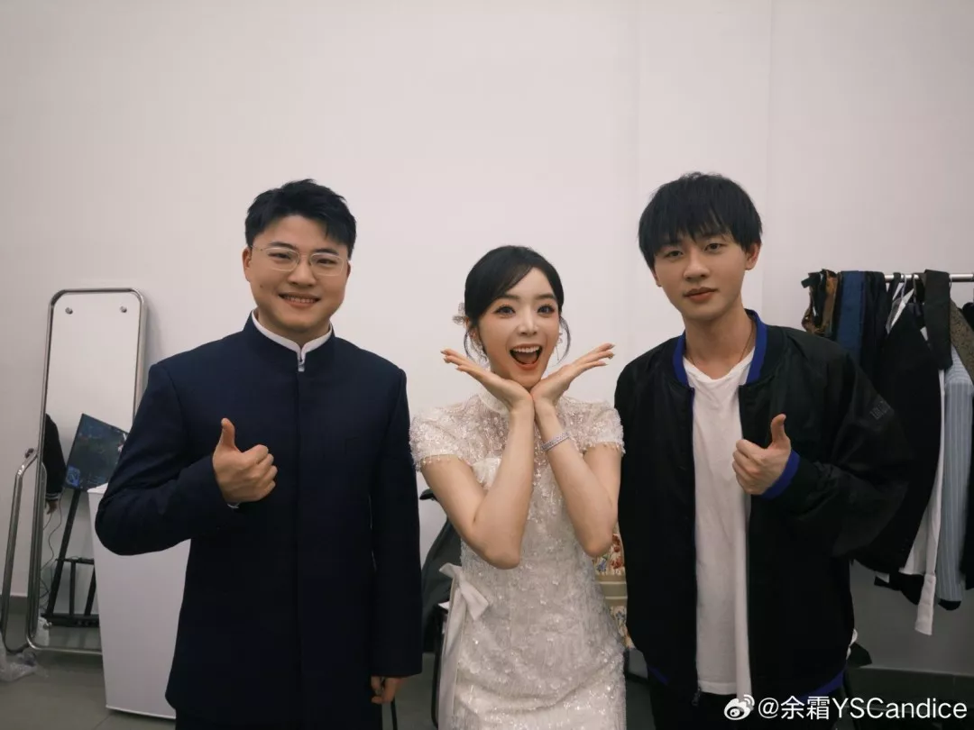 ‌主持人余霜告别S15致谢团队伙伴 分享与电竞明星合影