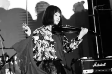 独立乐队"普通摇滚乐队"主唱”阿珍”因工不幸身亡！