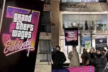 R星遭抗议者举牌声讨：GTA6赚那么多有想过被裁员工?