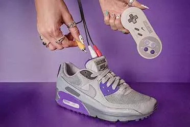 颠覆性跨界创作！设计师打造“能玩游戏的耐克鞋”