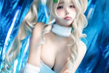 《剑星》体模尹雪花新美图：极品身材让人离不开眼睛！