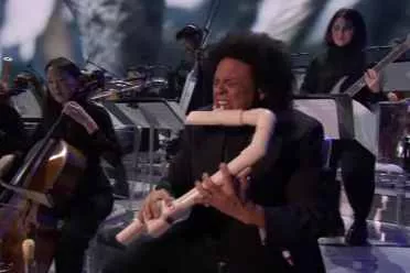 TGA笛子哥携怪异乐器回归 庆《33号远征队》横扫九奖