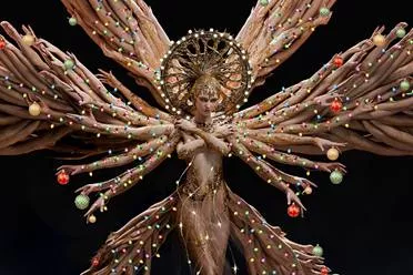 《堕落之主2》晒出圣诞贺图：千手女BOSS身姿性感！