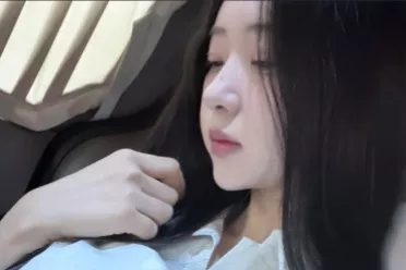 《剑星》体模申才恩新美图赏：肌肤白皙眼神勾人！