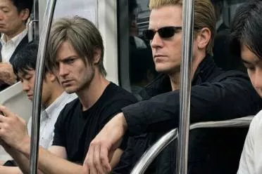 博主地铁上偶遇"里昂与威斯克"！网友：这还不跑吗？