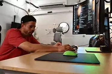 国外技术达人开发出可以&ldquo;自动瞄准爆头&rdquo;的鼠标！