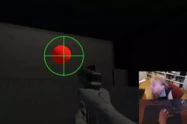 银发神枪手！95岁几乎全盲的奶奶玩FPS命中率高达80%