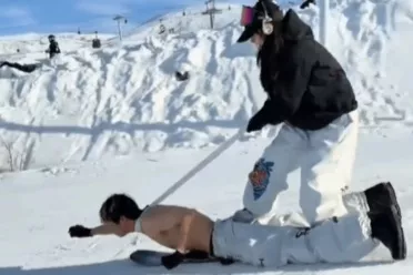 半裸男子被女子&ldquo;拴脖遛狗式&rdquo;踩着滑雪！滑雪场回应
