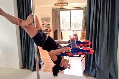 《羊蹄山》女主演员分享性感美照 火辣钢管舞表演？