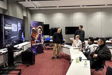 知名歌手The Weeknd在卡普空总部提前玩到《生化9》!