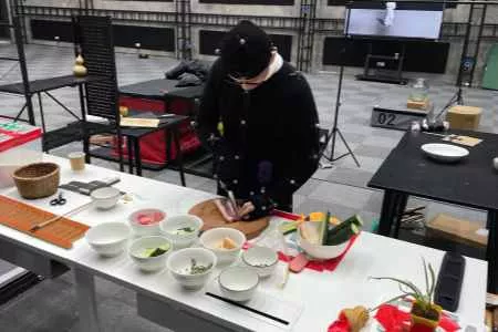 杨奇晒《黑神话钟馗》幕后制作图：实地取景 影棚做菜