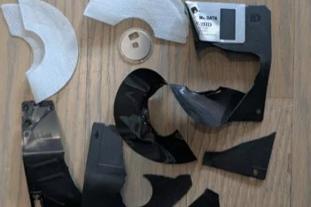 心碎！全球仅50份的《月姬》稀有软盘被美国海关拆毁