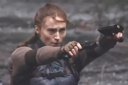 《古墓丽影》剧集劳拉片场照曝光：手持双枪亲身上阵