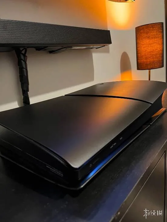 网友自制「哑光黑」PS5：低调沉稳风格 效果拔群！