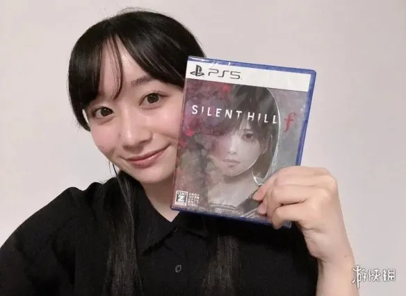 饭岛由香晒《寂静岭f》PS5盘 游戏"死亡凝视"超惊悚!