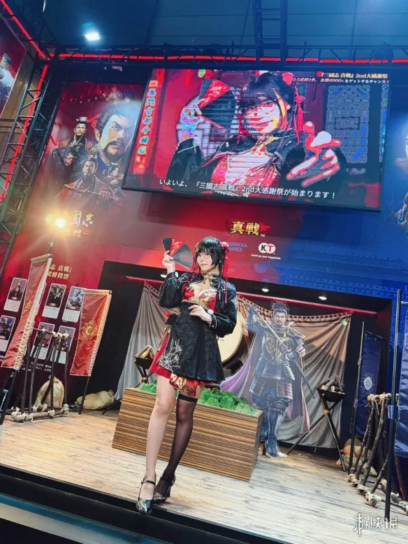 日本模特东云海新COS照：丸子头配绝美身材太惊艳！