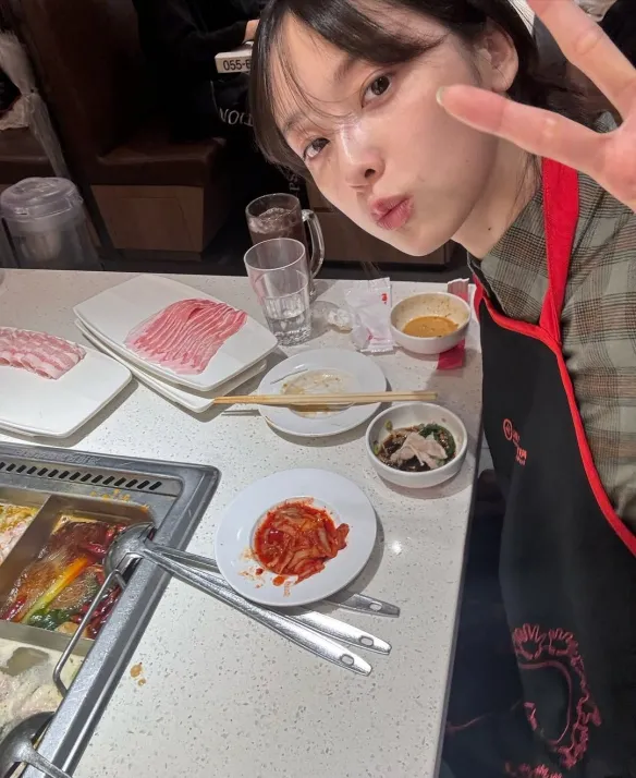 《寂静岭f》女主脸模晒生活照：打扮美美的吃海底捞！