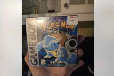 国外玩家十几年老衣橱中暗藏未开封美版《宝可梦蓝》