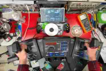 海外玩家强行将初代Xbox改造成掌机!零件外露胶带粘住!