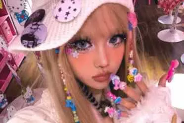 《死或生》女粉悼念板垣伴信：其作品在赞美女性之美