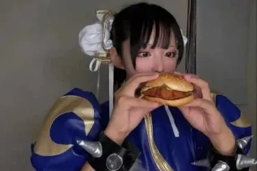 美女Coser神还原《街头霸王》春丽 连吃汉堡都复刻！